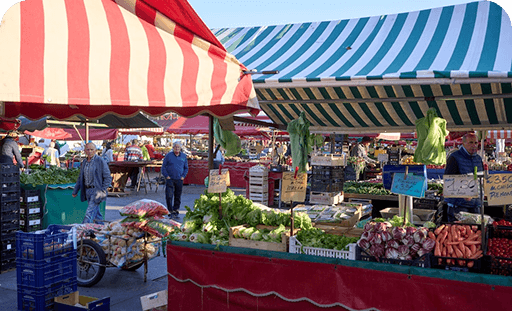 Open-air fruit and vegetable market